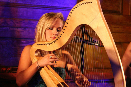 Amy McAllister Harpist & Singer Logo