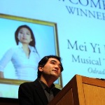 Dai Fujikura presenting Mei Yi with the award