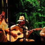 Bruno Yakalos (7 string guitar), Gabriel (steel guitar) e Alfredo Bello (bass)