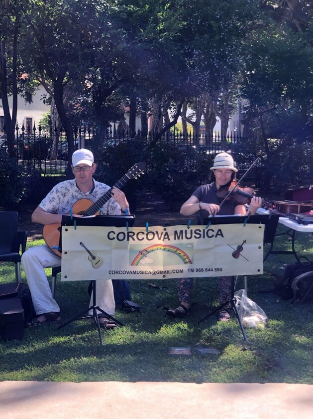 Paredão d'Artes - Duo Corcova plays at the Art Market organized by Cascais City Council